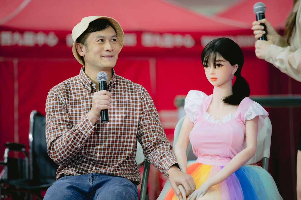 Aaron在《和解在後》演「妻子」是吹氣公仔Kiki的「David 1314」。