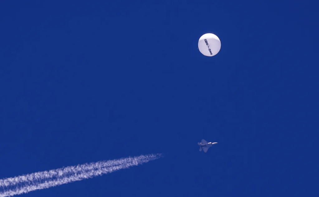 美国民众日前拍到一架美军战斗机与中国间谍气球的画面。美联社