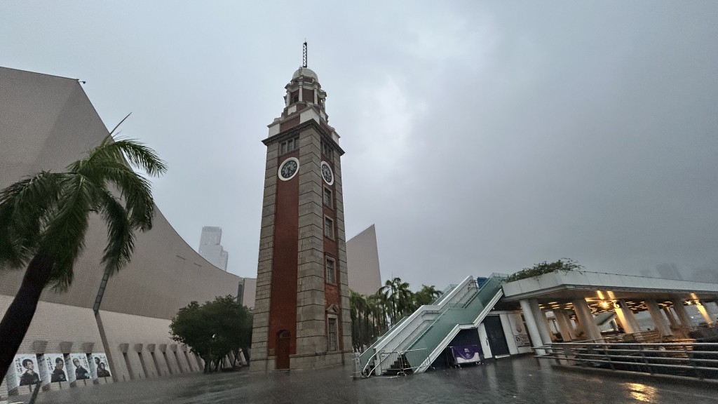 大致多雲,間中有驟雨及幾陣狂風雷暴,雨勢有時頗大。 大致多雲,間中有驟雨及幾陣狂風雷暴,雨勢有時頗大。