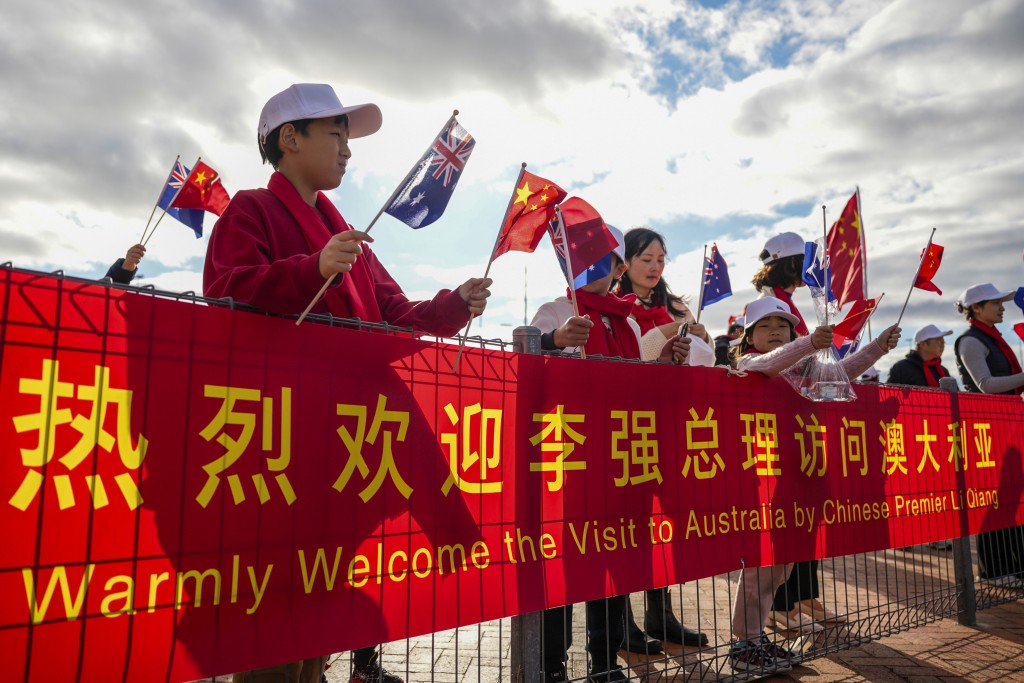 支持者在澳洲阿德萊德機場迎接總理李強。 AP