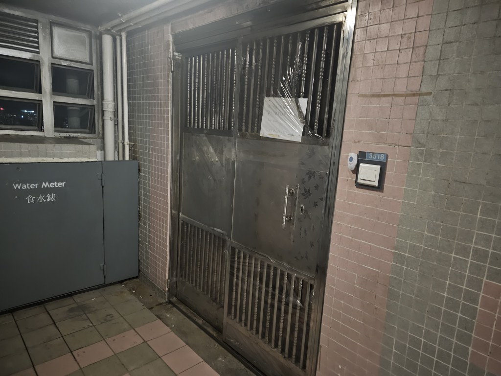 起火單位仍然閉門深鎖。(徐裕民攝)