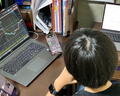 小春的父親教他投資及炒股,一年後他便賺到「第一桶金」約1,000萬日圓。網圖