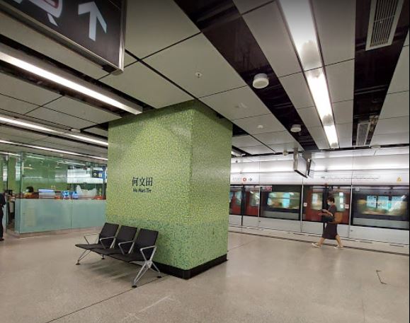 瘋傳的影片共有兩段，其中一段長約34秒影片，在港鐵站月台拍攝，從影片畫面看到拍攝地點疑似在港鐵何文田站的月台。