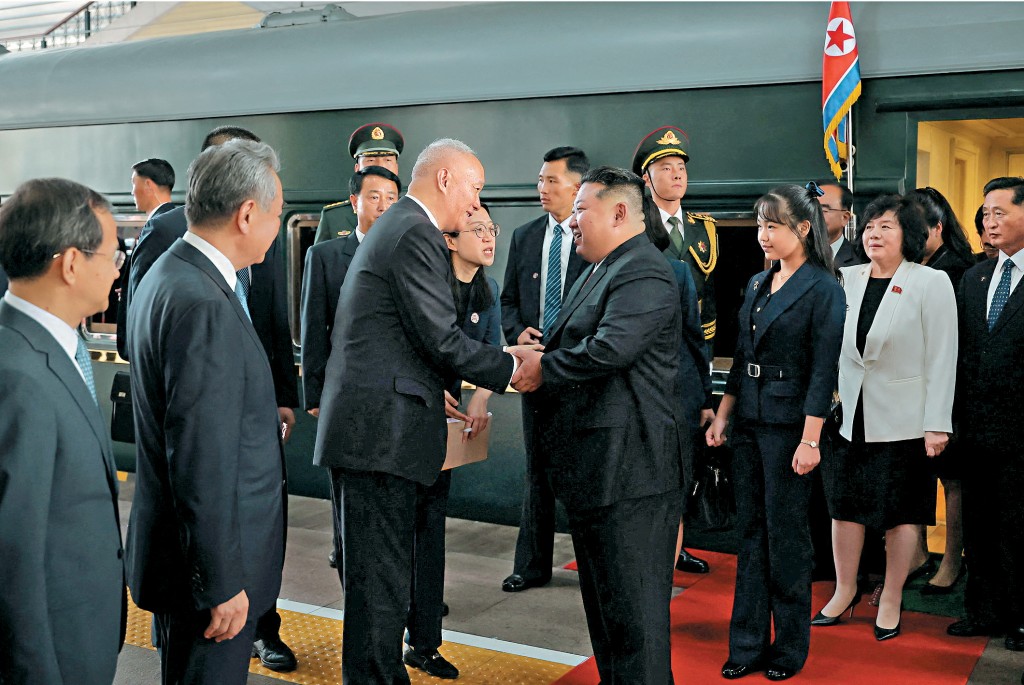 金正恩乘坐專列抵京,其女兒金主愛緊隨其後。 金正恩乘坐專列抵京,其女兒金主愛緊隨其後。