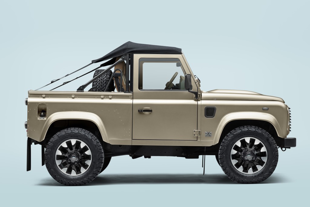 越野路華(Land Rover)Classic Defender 90 Softop可按客人要求訂製不同內外顏色及質料配搭,包括40種車漆、13種車廂皮革及4種軟頂帆布顏色可選擇。