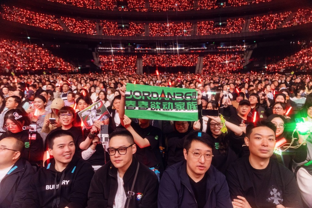 女粉絲向陳小春求婚,他笑指老婆不介意。 女粉絲向陳小春求婚,他笑指老婆不介意。