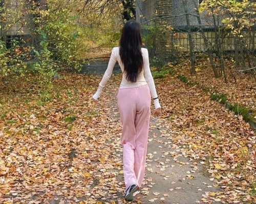 網紅在沒穿防護服之下擺拍。互聯網圖片