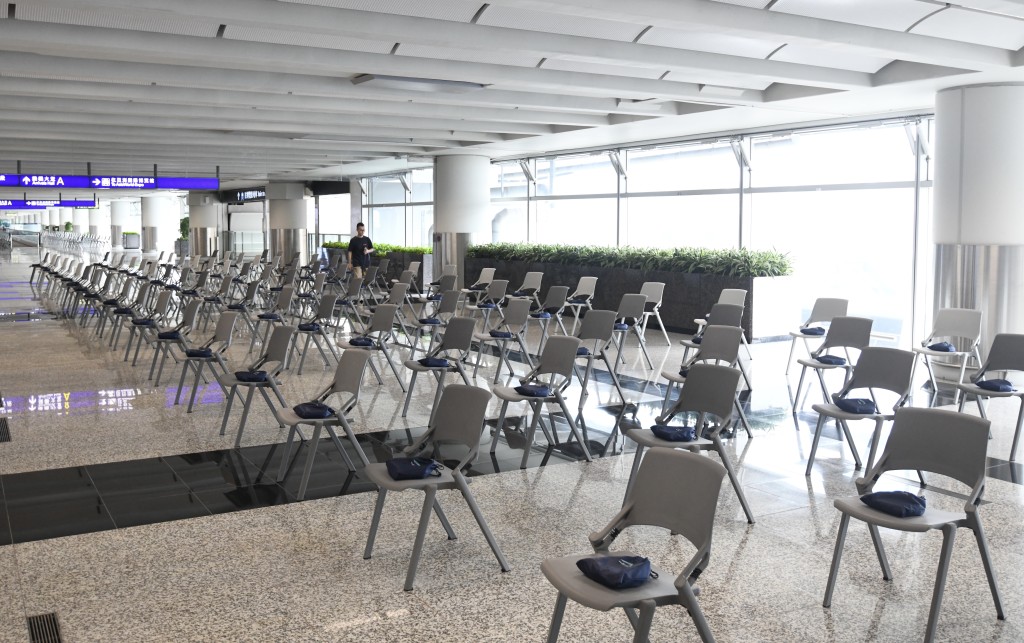 在客运大楼内，开辟了一些临时休息区，提供至少500张椅子。何君健摄