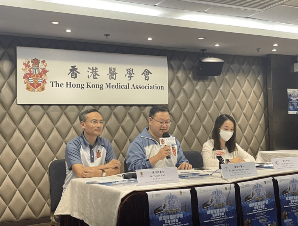 楊協和（中）提醒，年滿50歲男性應定期檢查PSA，有家族病史人士更需提早檢驗。