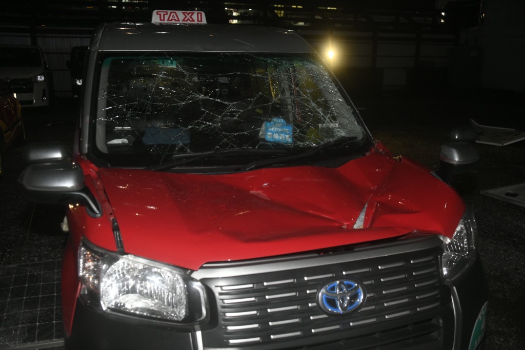 有10塊太陽能板從天而降，跌落土瓜灣旭日街一個露天停車場內，擊中停泊於上址的6輛車。楊偉亨攝