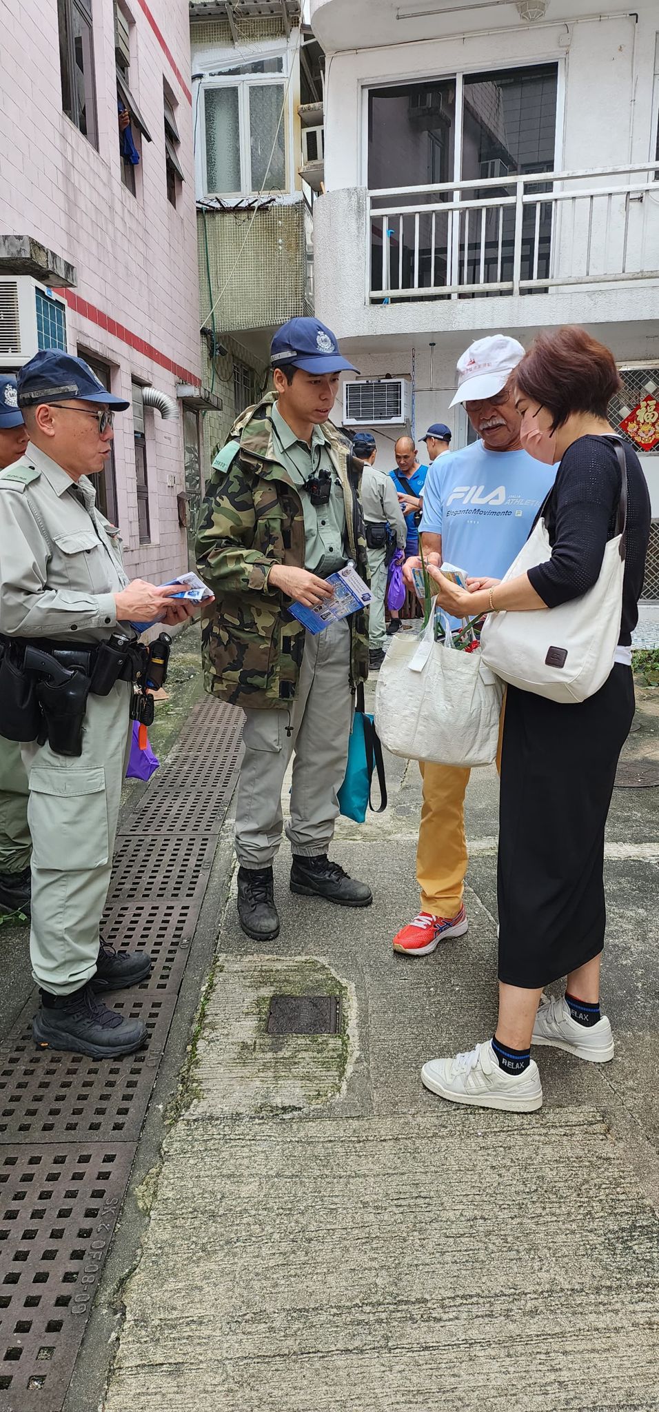 警方邀请居民参加西贡分区所推行的 “西贡邻里守望计划”。