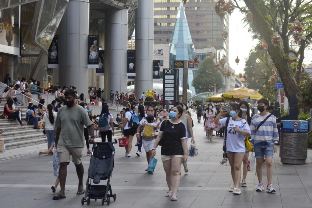 新加坡官方強烈建議民眾在人多的公眾場所配戴口罩，防止新冠病毒擴散。美聯社