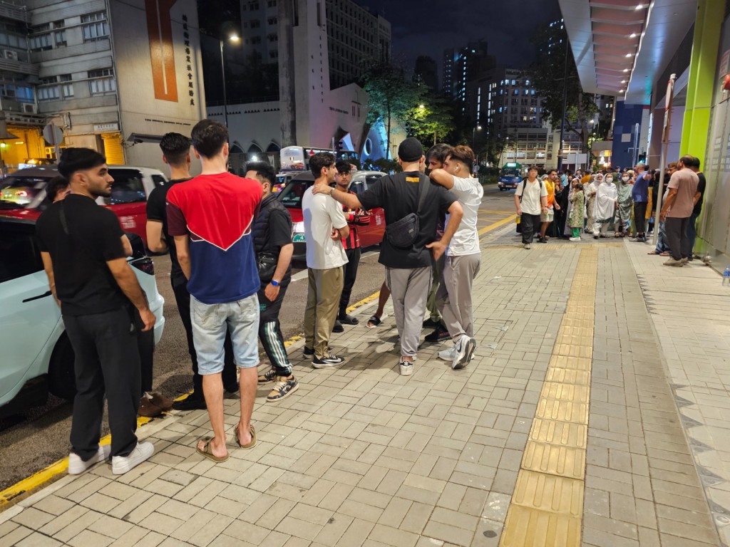 一名23歲的巴裔青少駕駛電單車行經界限街時，疑與一輛校巴相撞，昏迷送院不治，晚上大批死者親友深夜在廣華醫院外悼念。