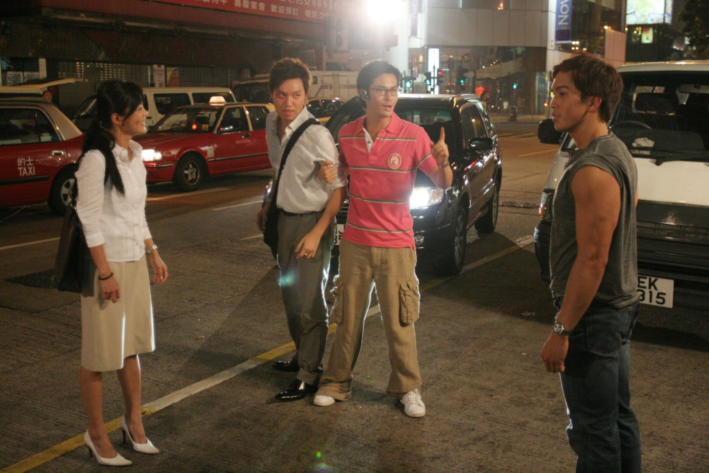 2006年，王贤志（左二）与郑嘉颖合拍TVB剧《写意人生》。