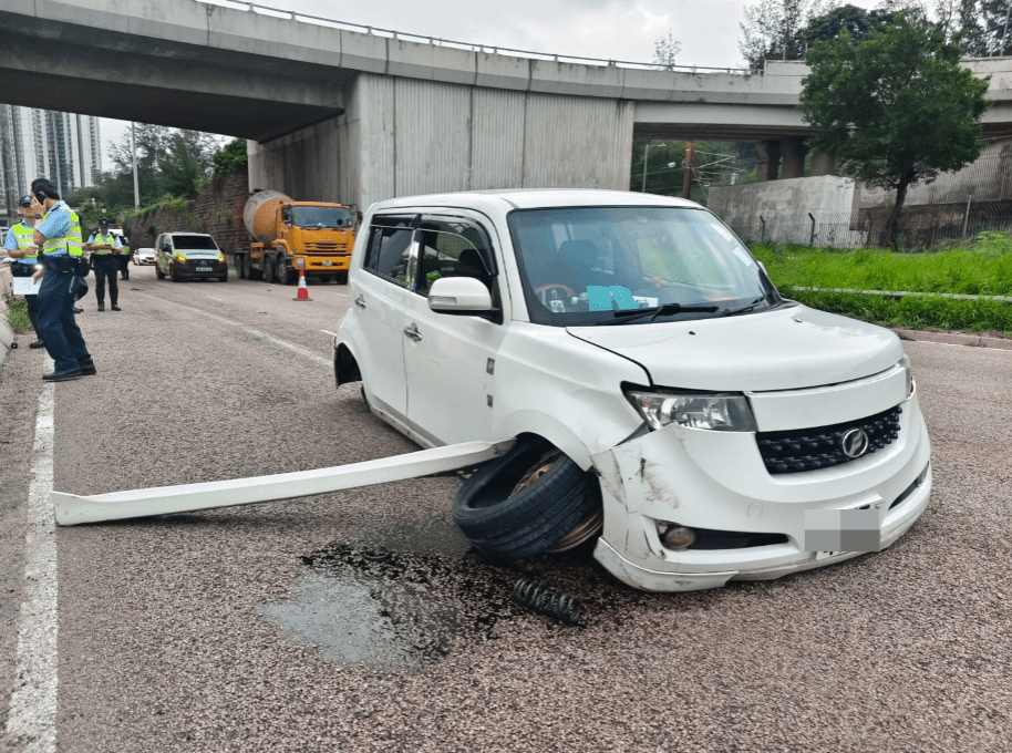 車禍後,車輛兩個前輪及右後輪全數撞至甩脫。讀者提供圖片 車禍後,車輛兩個前輪及右後輪全數撞至甩脫。讀者提供圖片