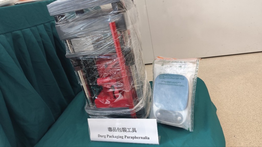 海關於收貨單位內檢獲一批毒品包裝工具。
