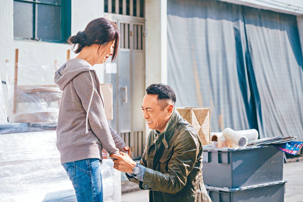 黑仔向詩詠跪地爆喊，兩人都相當入戲。