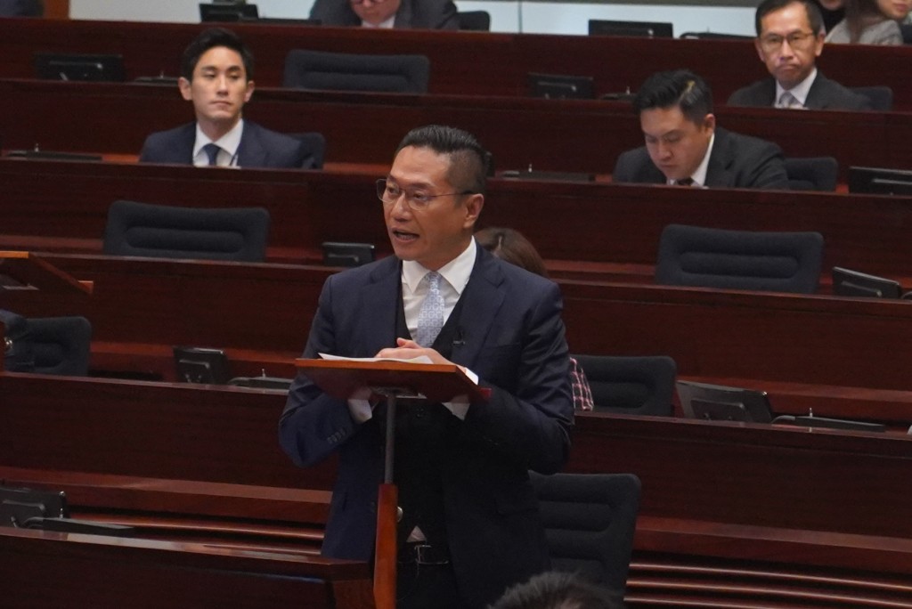 自由黨邵家輝加入6個委員會，為參與數目最多者之一。
