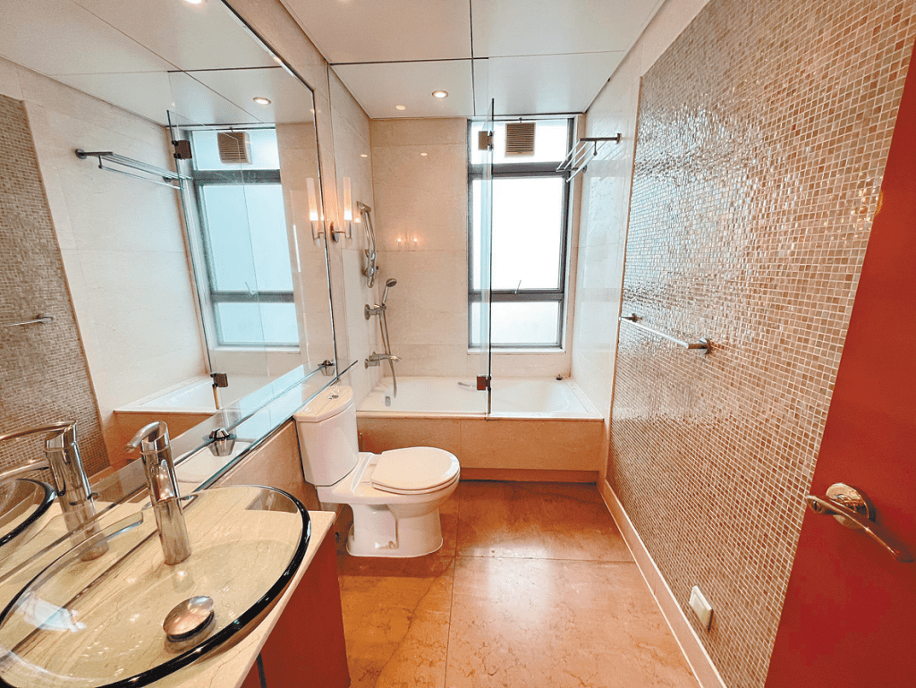 浴室牆身採用馬賽克設計，甚有風格。
