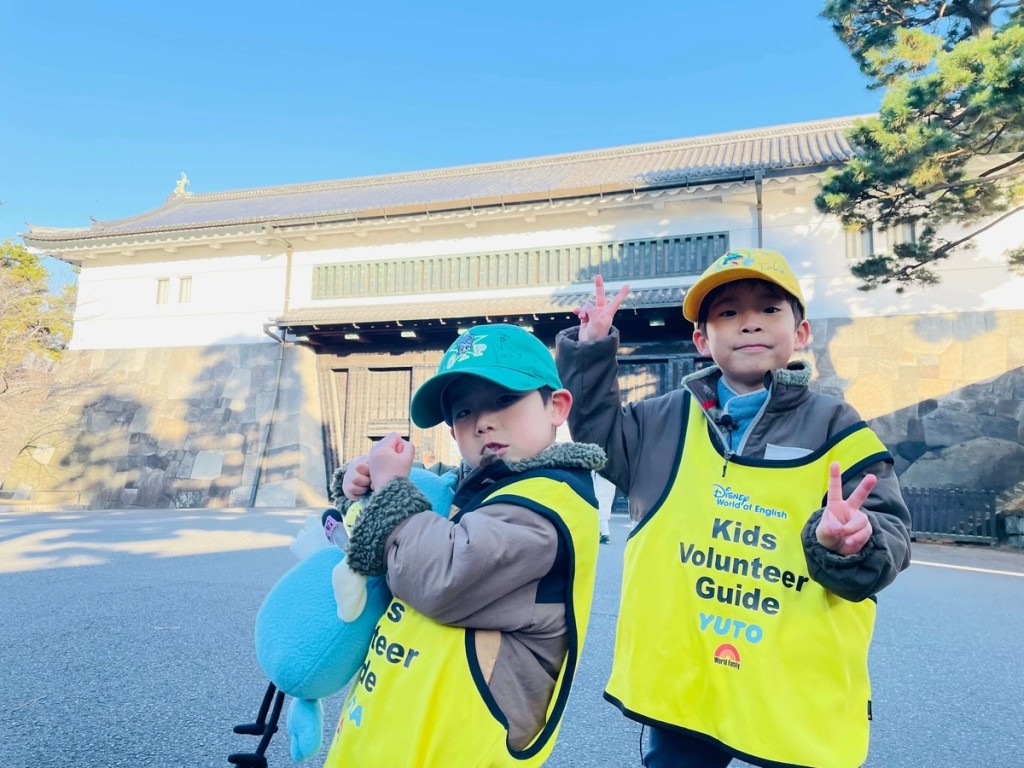 這對只有7歲和4歲的可愛小兄弟在東京皇居外苑當英語導覽。網上圖片