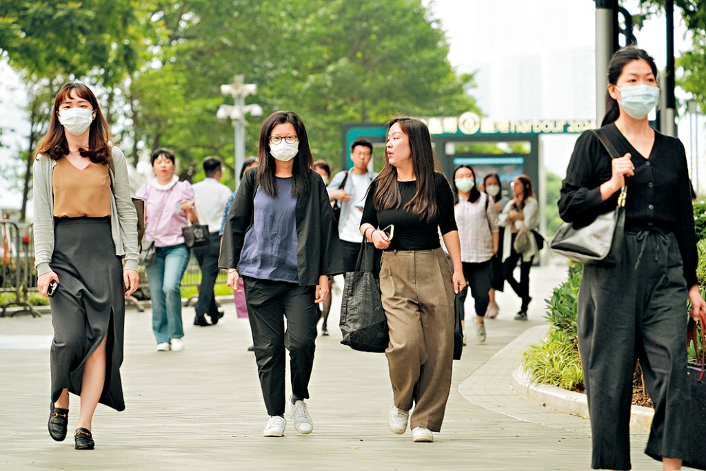 面對千億財赤，有議員認為應縮減公務員編制及凍薪。