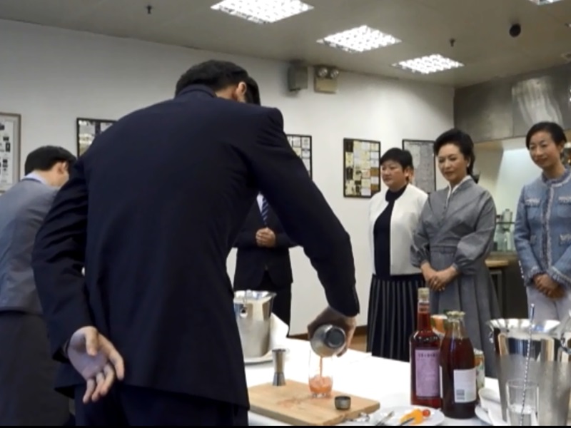 彭麗媛觀賞調酒過程。澳廣視截圖