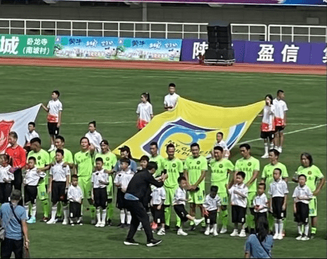 日前展開《與愛同路＂盈信盃＂香港明星公益慈善足球賽》。