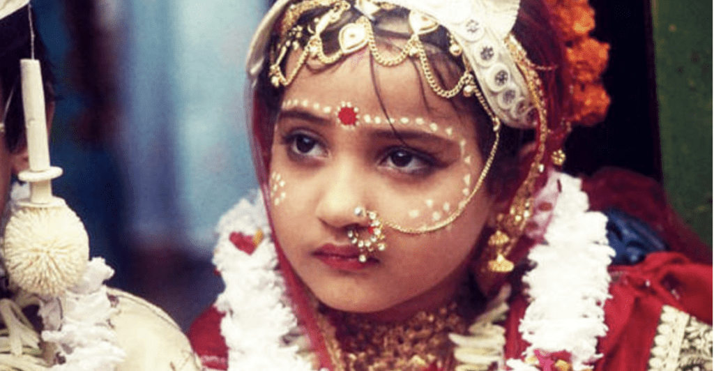 根據印度某些地區傳統習俗，童婚出嫁的新娘在丈夫去世後須穿上最廉價的布料，為其守寡一生。