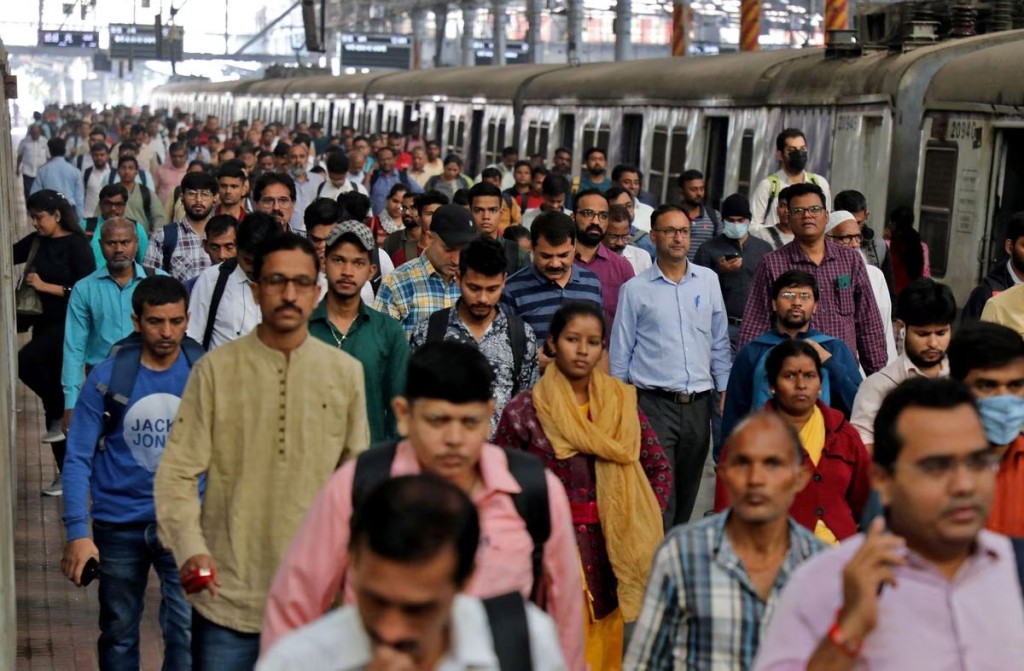 孟買一個鐵路車站的下車人潮。 路透社
