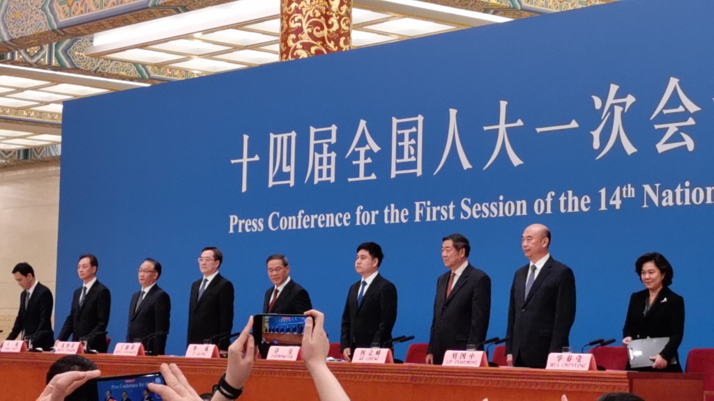 李强和全部副总理一起见记者。 （杨浚源摄）