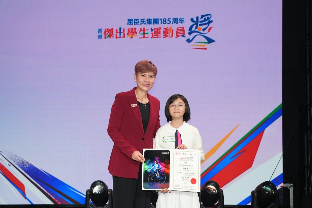 斯雅上月荣获「屈臣氏集团香港学生运动员奖」,该奖项为香港规模最大的学生运动员表扬计划之一。(图片来源:受访者提供) 斯雅上月荣获「屈臣氏集团香港学生运动员奖」,该奖项为香港规模最大的学生运动员表扬计划之一。(图片来源:受访者提供)