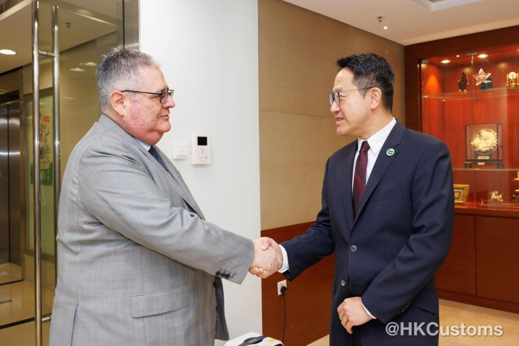 海關關長陳子達與秘魯駐港總領事Enrique Carlos Cardenas Arestegui出席簽署儀式。海關fb圖片 海關關長陳子達與秘魯駐港總領事Enrique Carlos Cardenas Arestegui出席簽署儀式。海關fb圖片