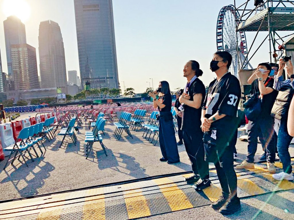 鄭中基（前排中）檢查觀眾席所有角度的視野。