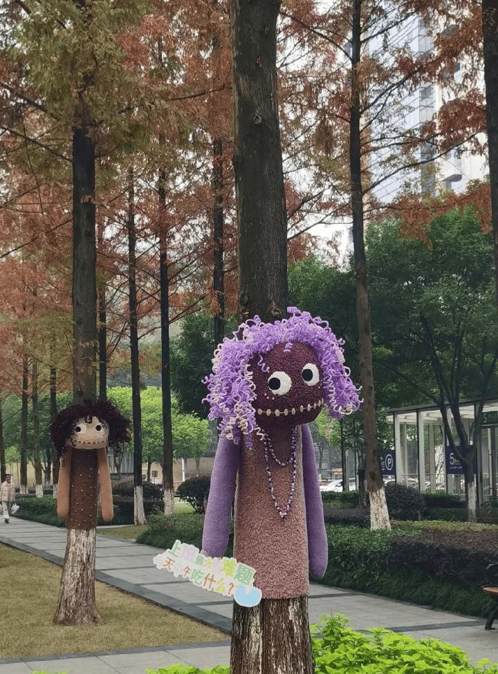 重慶渝興廣場上的「大樹人偶」,備受爭議。 重慶渝興廣場上的「大樹人偶」,備受爭議。