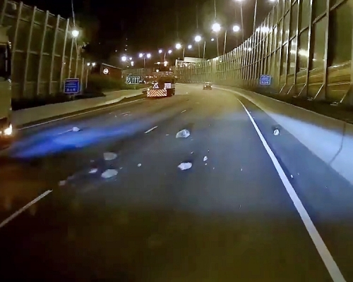 公路上散落多塊石頭。馬路的事討論區FB影片截圖。