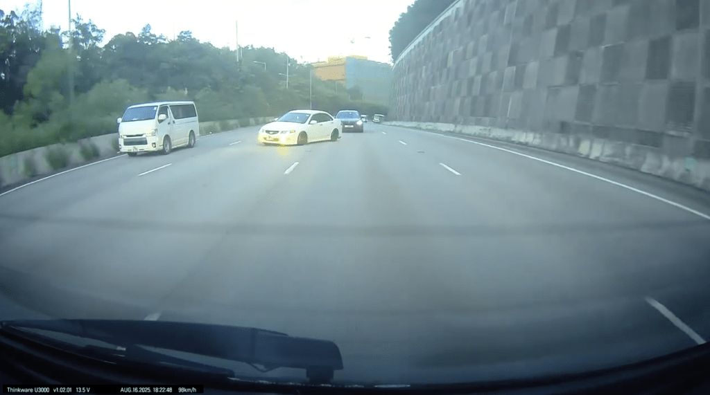 私家車甩尾打橫滑行。