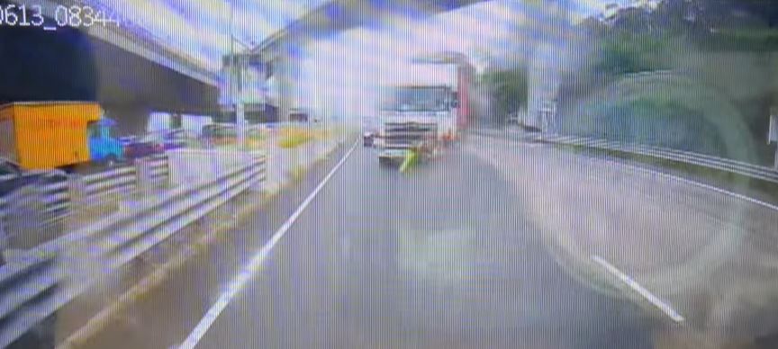 貨櫃車跣向左三線，鐵騎士連人帶車被推倒。轉載fb車cam L（香港群組）