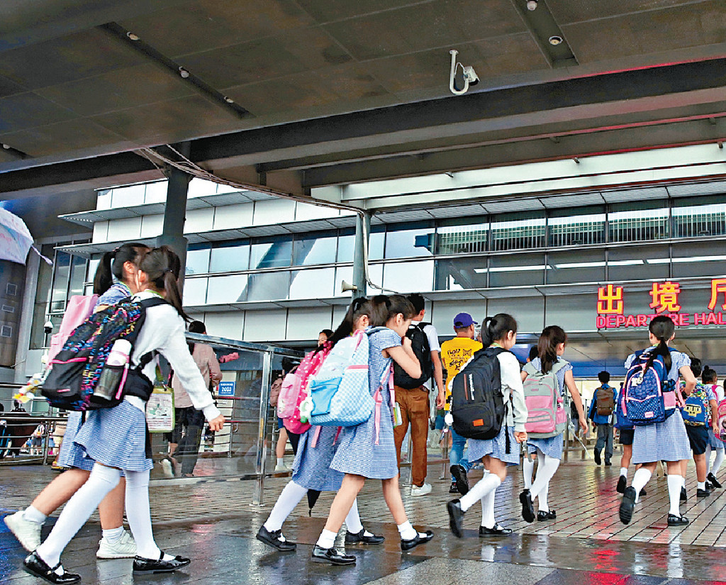 ■政府未宣佈復課日期及運輸等資訊,影響跨境巴士安排。 ■政府未宣佈復課日期及運輸等資訊,影響跨境巴士安排。