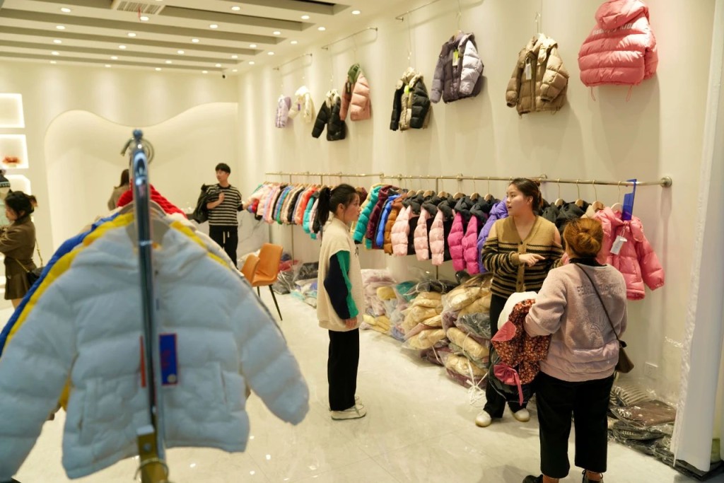 豬肉價格持續下跌，民眾減少買鴨鵝令羽絨材料價格大漲。新華社