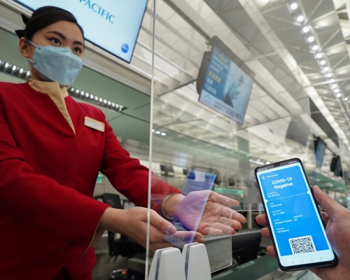 旅客其后办理登记手续时向航空公司职员出示该通行证。