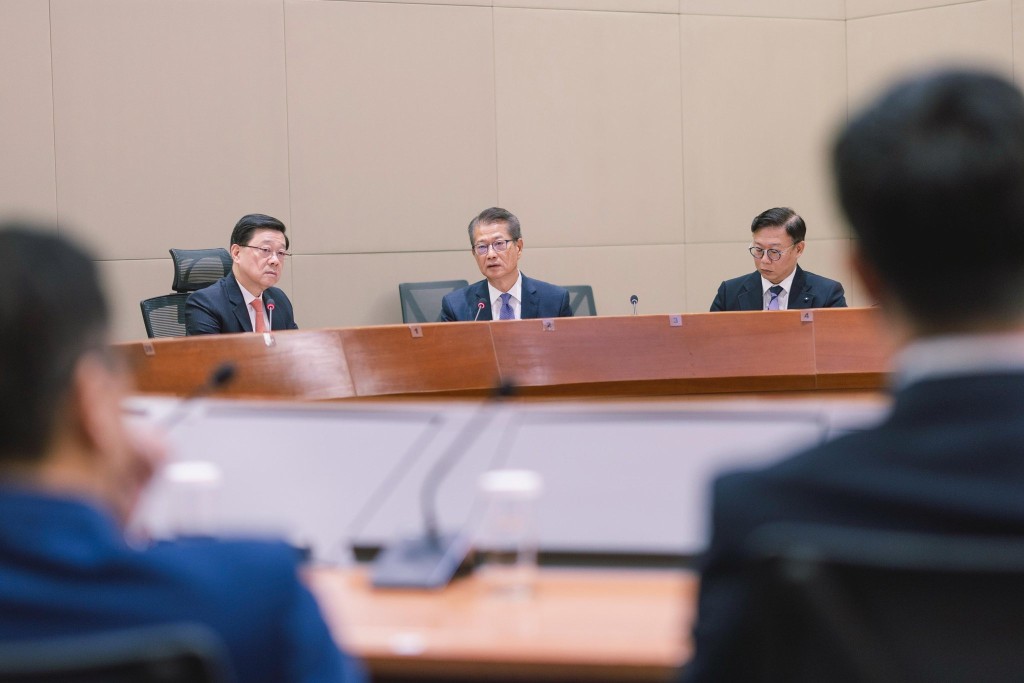 李家超(左)與團隊召開會議學習四中全會精神。李家超fb圖片 李家超(左)與團隊召開會議學習四中全會精神。李家超fb圖片