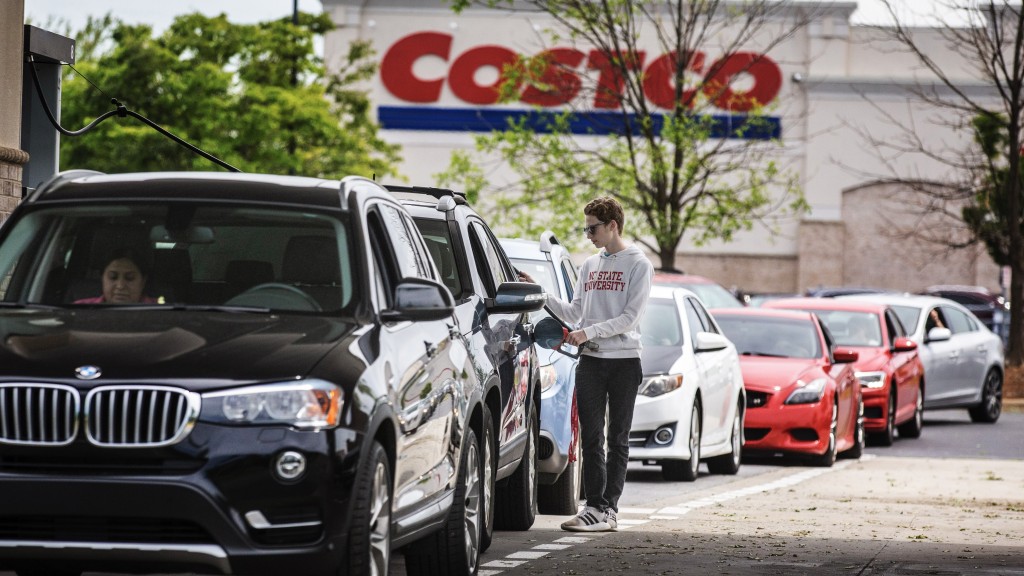 美國私家車在Costco排隊入油。 美聯社