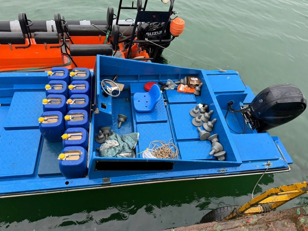 海關在青山灣一帶截獲海路走私非法燃油案件。海關圖片 海關在青山灣一帶截獲海路走私非法燃油案件。海關圖片