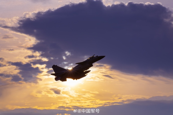 中國軍方再公開「殲-10C」訓練圖。 中國軍方再公開「殲-10C」訓練圖。