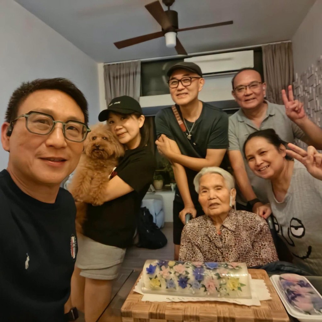 周國豐曾透露母親因認知功能衰退,常將電視新聞報導的國際大事投射為眼前的真實危機。 周國豐曾透露母親因認知功能衰退,常將電視新聞報導的國際大事投射為眼前的真實危機。