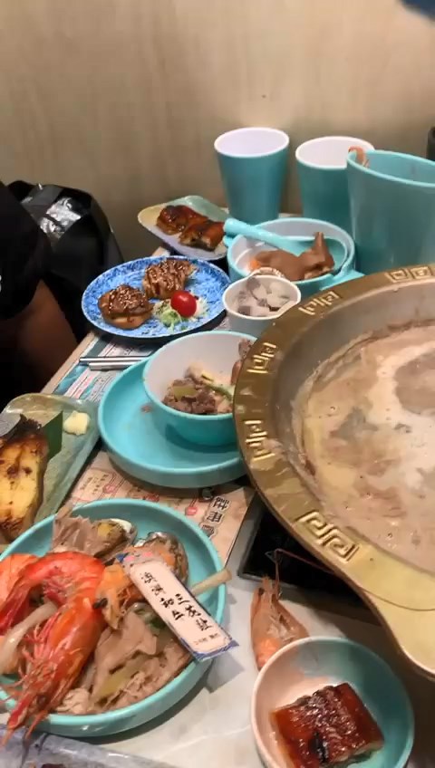 二人的枱上有大量食物。網上片段截圖