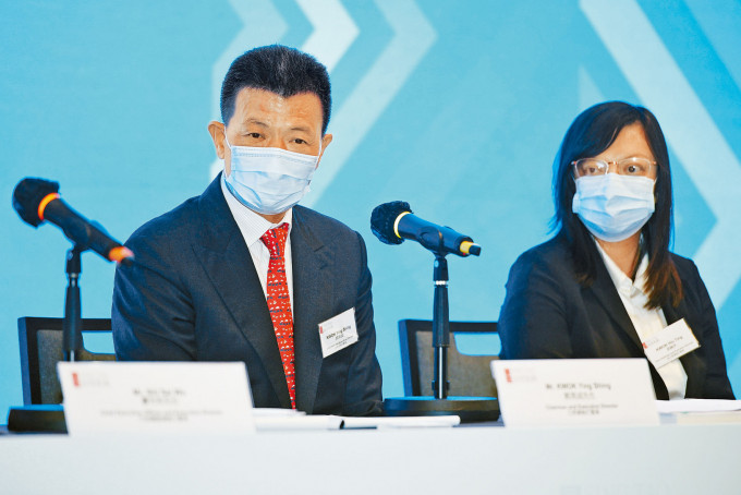 星島新聞集團股東大會。星島主席郭英成(左)與副主席郭曉亭(右)。