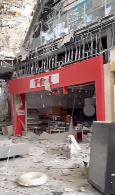 爆炸后，AEON MALL内部损毁严重。X@総务省消防庁