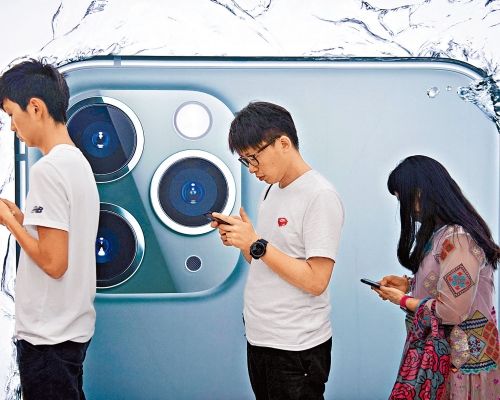 ■蘋果掃描兒童色情圖片的新系統今年稍後安裝在美國用戶的iPhone上,未來會擴展至其他地區。圖為香港少年使用iPhone。