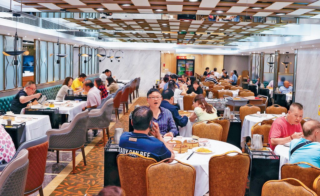 不少市民也會按傳統於中秋節食團圓飯，但有酒樓負責人坦言今年訂枱情況明顯更慢熱。